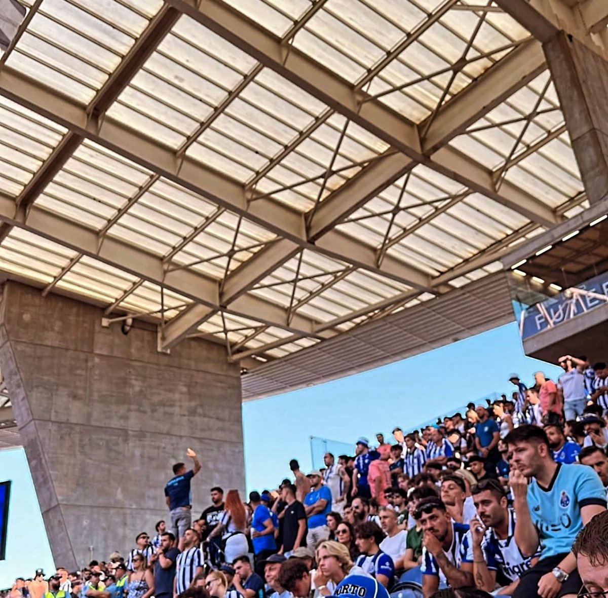 “O Porto está a cima de tudo, e nós, como claque, temos de servir sempre o clube.
Nós ultras, não sabemos fazer outra coisa senão apoiar. Não conseguimos estar calados. Quando for preciso criticar, vamos criticar, mas não por capricho só quando for merecido” (Tico Ribeira)