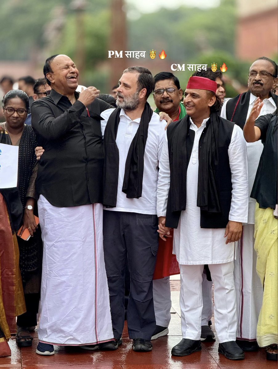 KpPatha19731260's tweet image. इस तस्वीर में मुझे भारत के प्रधानमंत्री और मुख्यमंत्री दोनों साथ दिख रहे हैं ! और आपको ?? .@yadavakhilesh .@RahulGandhi 🙏