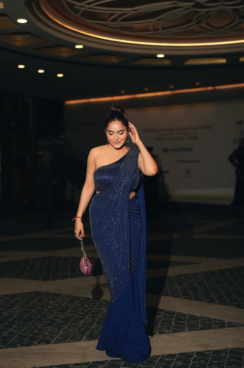 tellychakkar's tweet image. Draped in blue and stealing every gaze — @sonamcchhabra serving elegance with every step. 💙✨ 
#BlueMuse #SonamChhabra #GraceInStyle