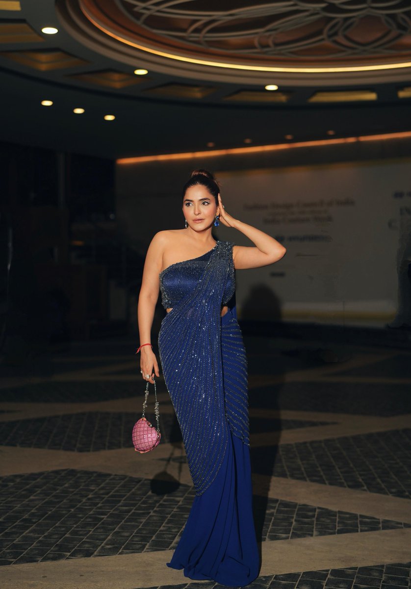 tellychakkar's tweet image. Draped in blue and stealing every gaze — @sonamcchhabra serving elegance with every step. 💙✨ 
#BlueMuse #SonamChhabra #GraceInStyle
