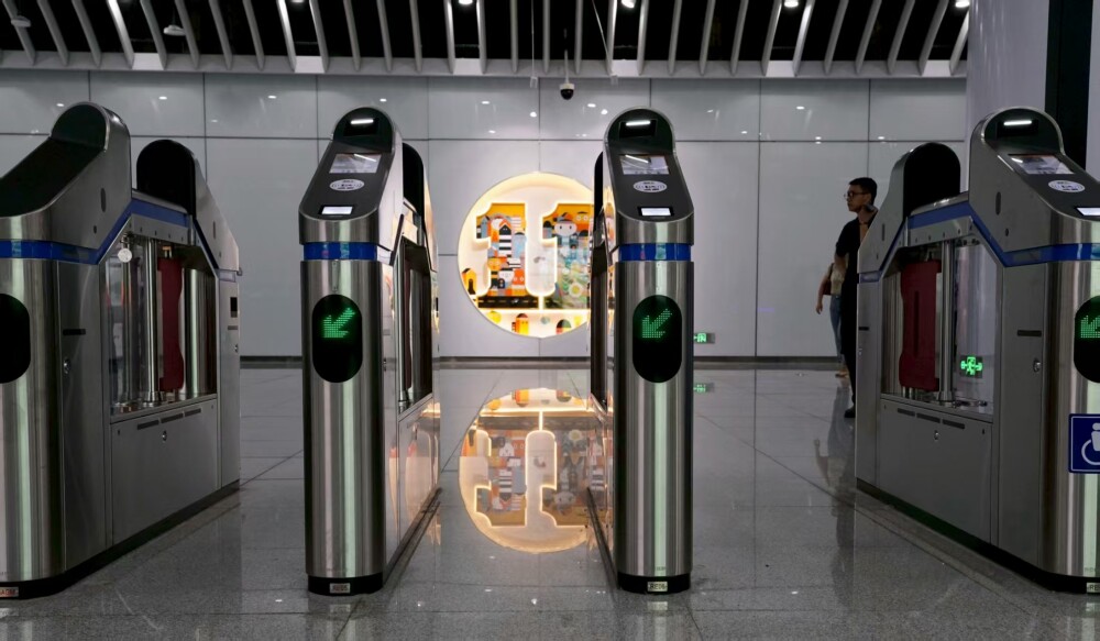 thisisGBA's tweet image. #Transportation | #Guangzhou Metro is testing always-open turnstiles at Line 11's Huajing Road Station! 🚇
✨ Passengers can tap/scan and walk through without waiting for gates to close & reopen. Green arrow? Go!
🟢 Gates stay open during queues for seamless flow.
Invalid…