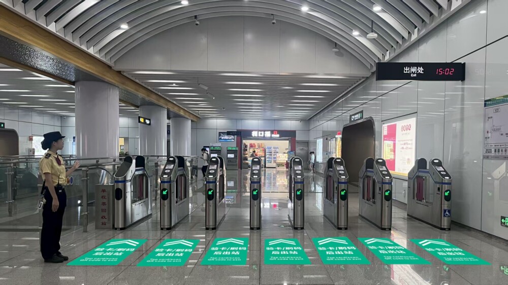 thisisGBA's tweet image. #Transportation | #Guangzhou Metro is testing always-open turnstiles at Line 11's Huajing Road Station! 🚇
✨ Passengers can tap/scan and walk through without waiting for gates to close & reopen. Green arrow? Go!
🟢 Gates stay open during queues for seamless flow.
Invalid…