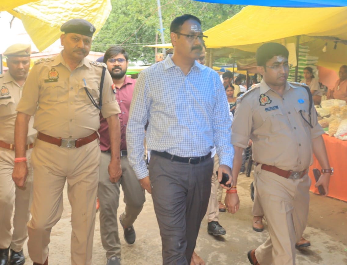 DistrictSant's tweet image. जिलाधिकारी एवं पुलिस अधीक्षक द्वारा सयुंक्त रुप श्रावण मास/कांवड़ यात्रा के दृष्टिगत तामेश्वरनाथ धाम पहुंचकर साफ-सफाई, वेरीकेटिंग एवं श्रद्धालुओं की सुविधाओं सहित अन्य संबंधित व्यवस्थाओं का निरीक्षण किया गया।
