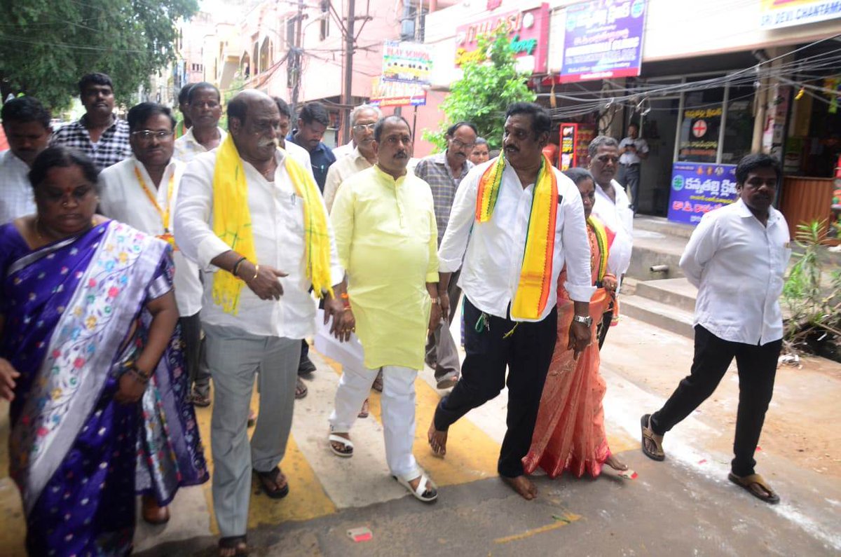 🚧 రామ్‌నగర్‌లో భూగర్భ మురుగునీటి వ్యవస్థ అభివృద్ధి పనులకు శంకుస్థాపన!

జీవీఎంసీ 3వ జోన్, 28వ వార్డు పరిధిలోని రామ్‌నగర్‌లో భూగర్భ డ్రైనేజీ మ్యాన్‌హోల్స్ మరమ్మత్తులు, నూతన నిర్మాణ పనులకు నగర మేయర్ శ్రీ పీలా శ్రీనివాసరావు గారు తూర్పు నియోజకవర్గ శాసనసభ్యులు శ్రీ వెలగపూడి రామకృష్ణ