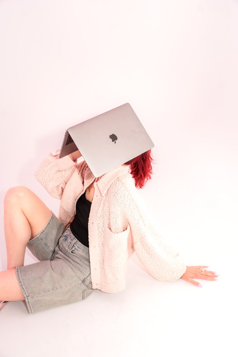 agathetaboo's tweet image. Me trying to convince founders that marketing isn’t “just hype”