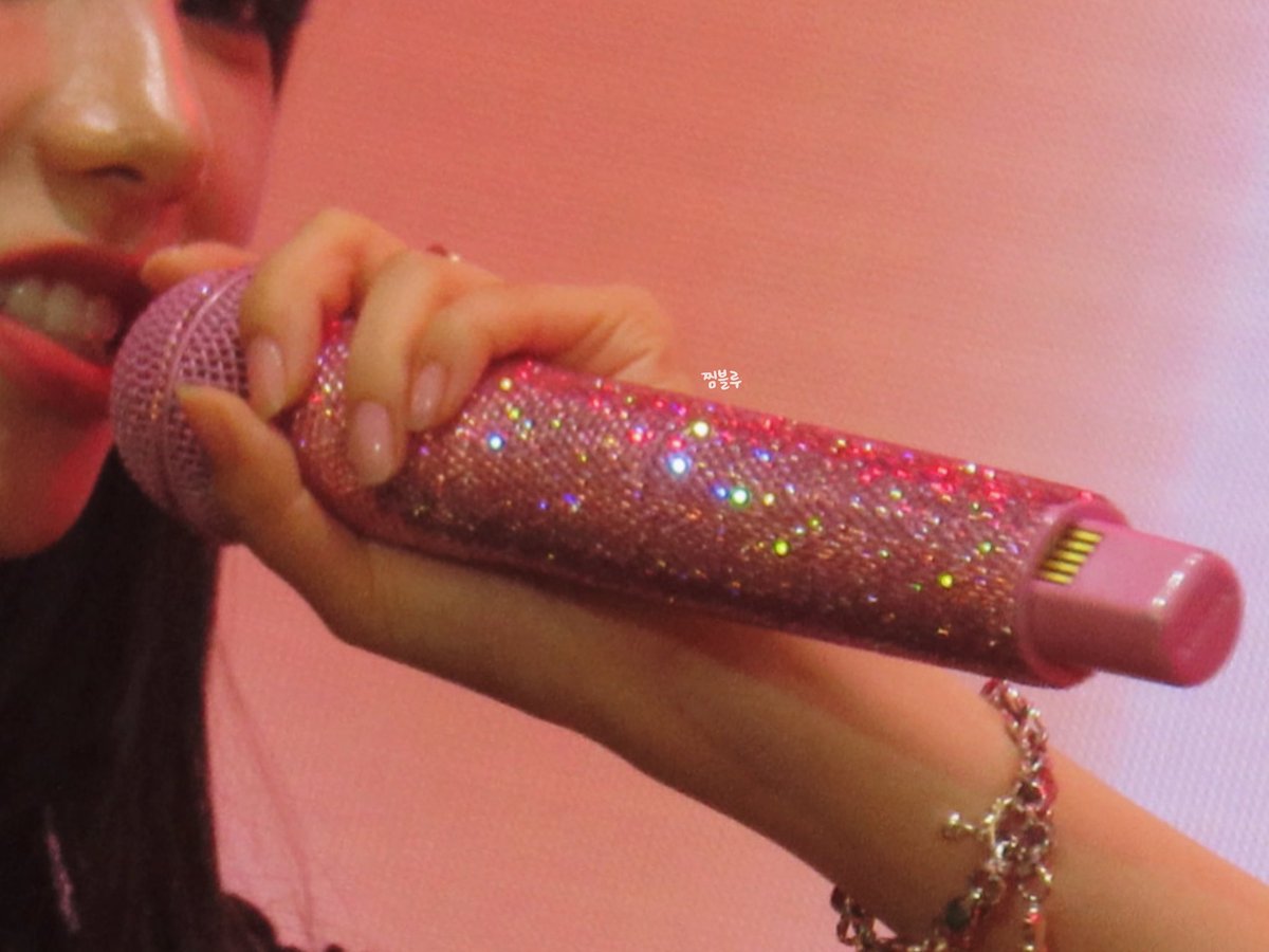 jjimbluu's tweet image. jiminie mic for my fellow jiminie pink sparkly mic enthusiasts