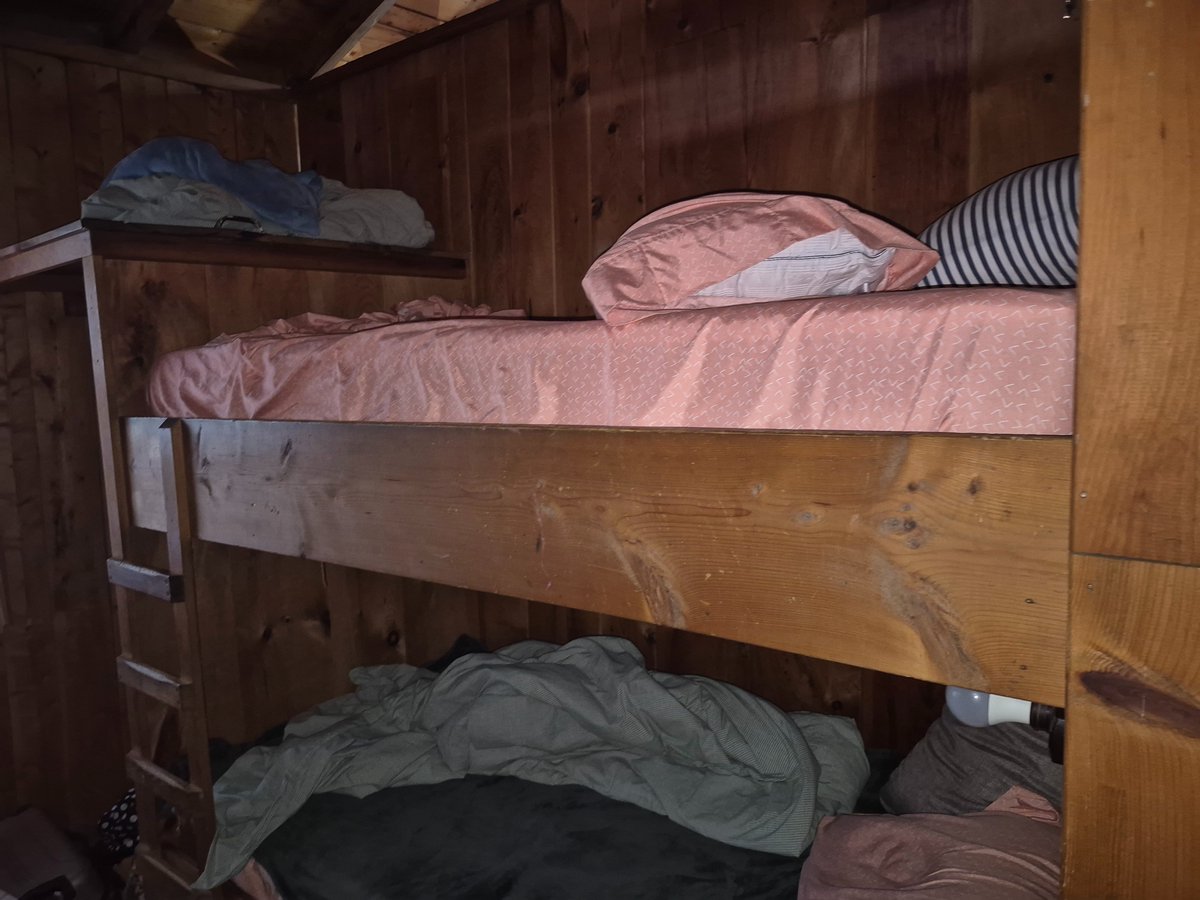 monicasweet2006's tweet image. Gmornin all you lovely people 😁
We had a full house last night at the cabin I had to sleep in the top bunk 
I almost broke my neck getting up there LOL
#Hubbards