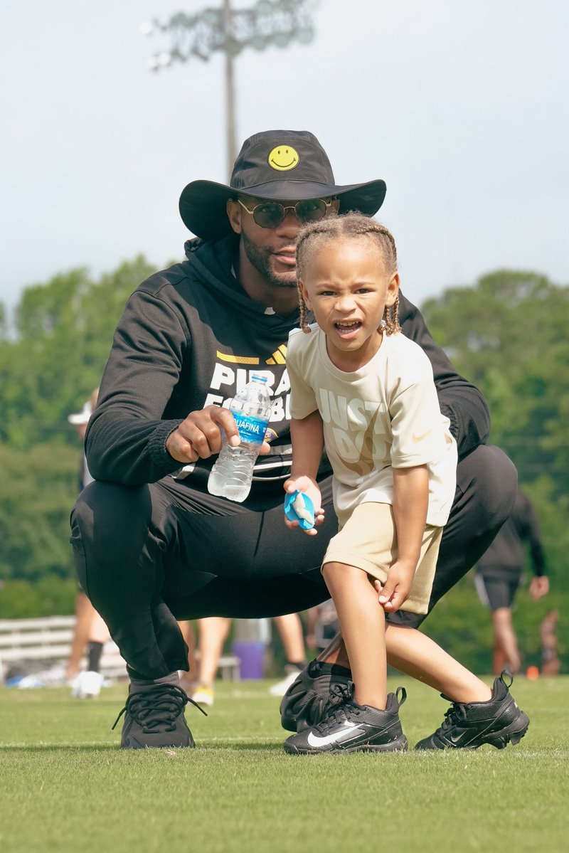 Dyrell_Roberts's tweet image. MAJOR ROBERTS TAKES 4️⃣!!! HAPPY BIRTHDAY MY MAN!!! DADDY LOVES YOU SO MUCH!!! 🎂🎉🎁🍾🤟🏾💙💎