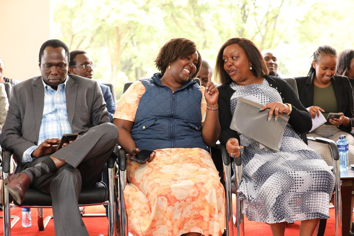 PHIAMAX's tweet image. H.E. Gov @susankihika met with 8 Nakuru MPs in a strong show of unity ahead of consultations with Bahati opinion leaders. 

She reaffirmed that political cohesion is key to spurring development and sustainable growth in the county.
#FocusedOnServiceDelivery #KaziKwaMpango