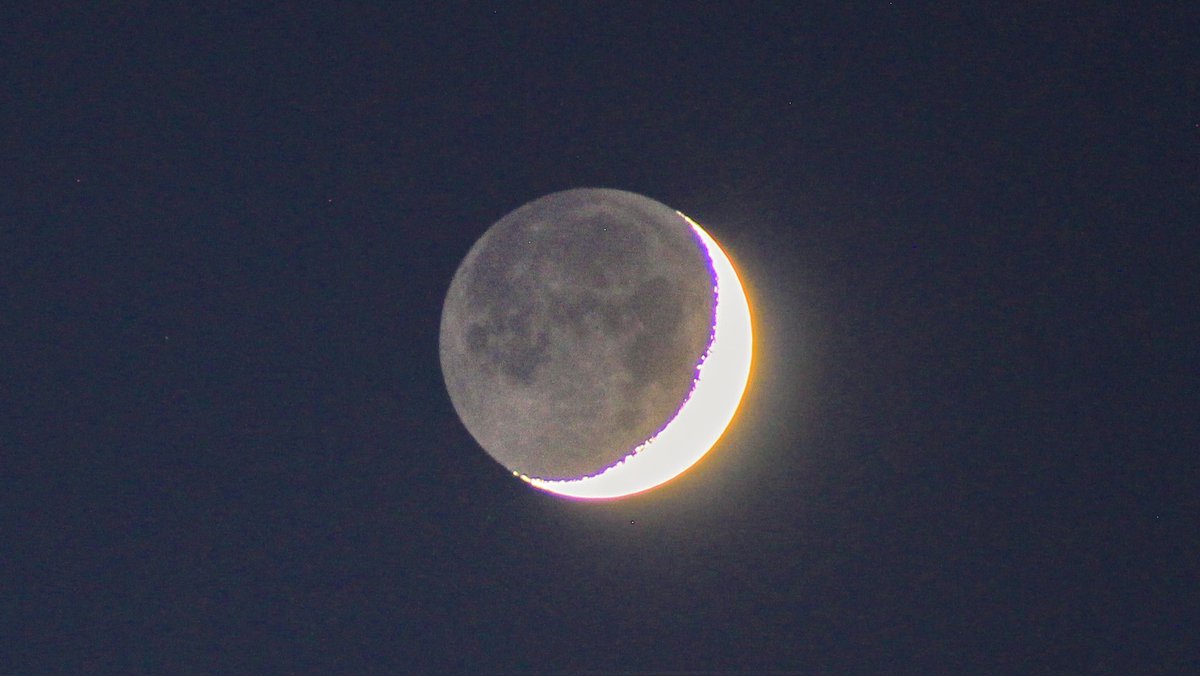 hiy_twinkle's tweet image. ゆっくりと夜が降りてきて
月が抱いた地球照も見えている