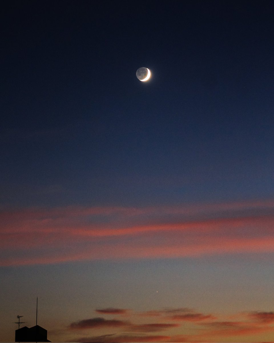 hiy_twinkle's tweet image. ゆっくりと夜が降りてきて
月が抱いた地球照も見えている