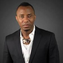 RevoltArchitect's tweet image. Justice doesn’t always wear a wig.
Sometimes it wears torn jeans, speaks raw truth—
And enters court in chains, smiling.
#StreetJustice #CourtOfThePeople #Sowore2027