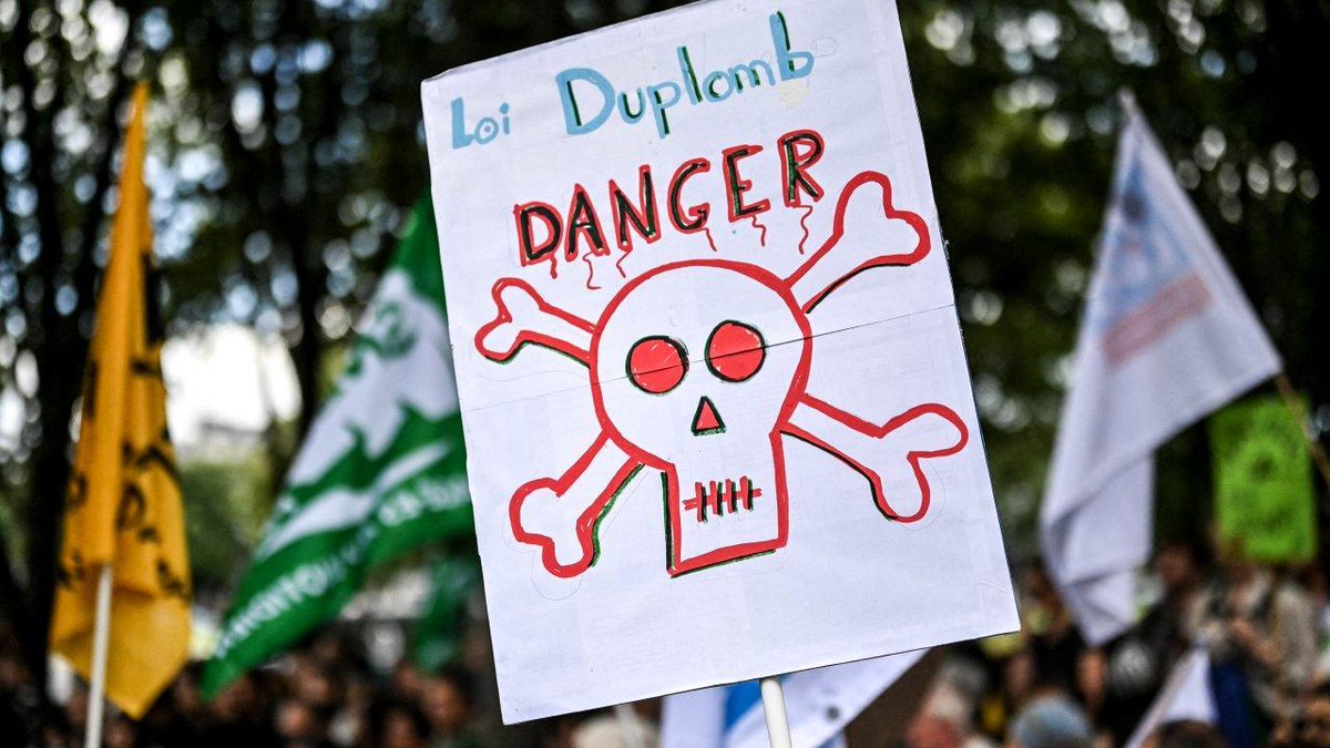 tijd's tweet image. Franse studente verzamelt meer dan 2 miljoen handtekeningen tegen omstreden pesticide tijd.be/politiek-econo…
