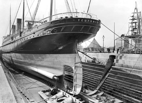 TitanicBelfast's tweet image. 📅 #OnThisDay in 1889: Mist and rain led to the cancellation of Teutonic&apos;s call at Queenstown, heading straight to Liverpool. Speed trials were successful, achieving 18 knots with three-quarter boiler power. At dinner, Sir Edward Harland praised Teutonic&apos;s promising performance.