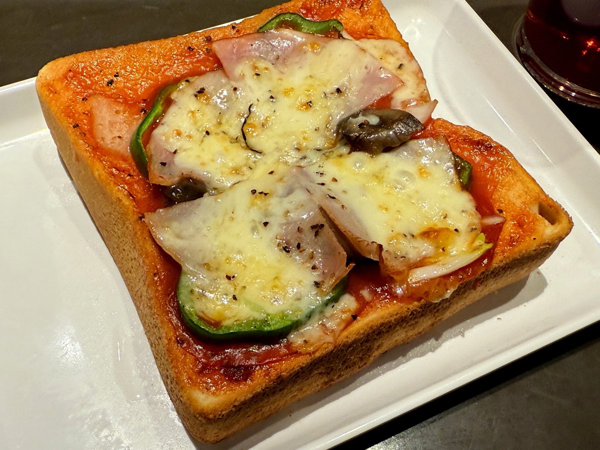 h_gashiyama's tweet image. サンマルクカフェのレトロ風ピザトーストめちゃくちゃうまい!凄いぞコレ!
注文後、焼きたて熱々で出してくれて最高
チーズもたっぷりトロトロで最高
持った時の重みがボリューミーで最高
具材はピーマン、マッシュルーム、ハム、という超王道パターン
そしてパンがうまい!…