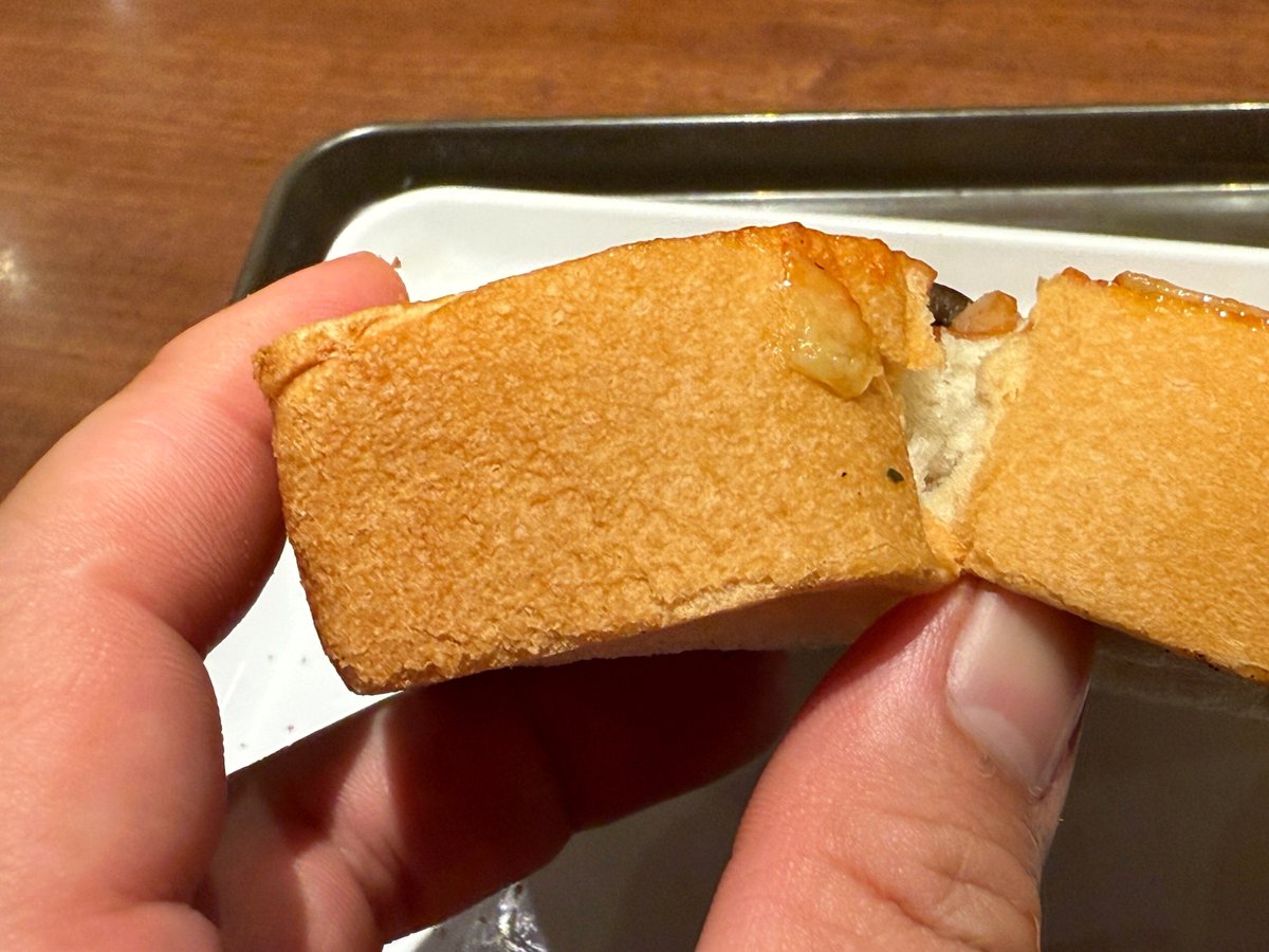 h_gashiyama's tweet image. サンマルクカフェのレトロ風ピザトーストめちゃくちゃうまい!凄いぞコレ!
注文後、焼きたて熱々で出してくれて最高
チーズもたっぷりトロトロで最高
持った時の重みがボリューミーで最高
具材はピーマン、マッシュルーム、ハム、という超王道パターン
そしてパンがうまい!…