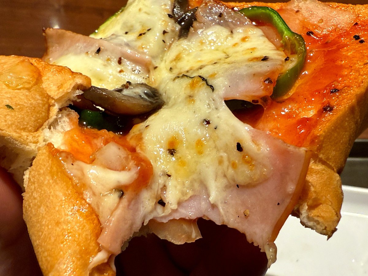 h_gashiyama's tweet image. サンマルクカフェのレトロ風ピザトーストめちゃくちゃうまい!凄いぞコレ!
注文後、焼きたて熱々で出してくれて最高
チーズもたっぷりトロトロで最高
持った時の重みがボリューミーで最高
具材はピーマン、マッシュルーム、ハム、という超王道パターン
そしてパンがうまい!…