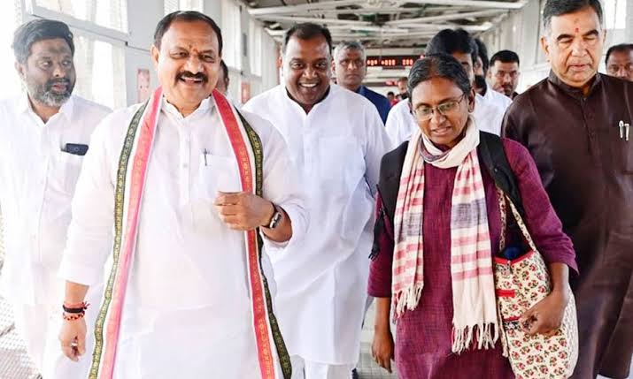 Congress4TS's tweet image. ఏఐసిసి ఇంచార్జి మీనాక్షి పాదయాత్ర షెడ్యూల్
Schedule of Meenakshi Natarajan Padayatra
ఏఐసిసి తెలంగాణ వ్యవహారాల ఇంచార్జి మీనాక్షి నటరాజన్ పాదయాత్ర ఈనెల 31న ప్రారంభం కానుంది. ప్రతి నియోజకవర్గంలో 8-10 కి.మీ. పాటు పాదయాత్ర చేస్తారు. పరిగి నుంచి ప్రారంభమయ్యే ఈ యాత్ర వారం రోజుల పాటు…