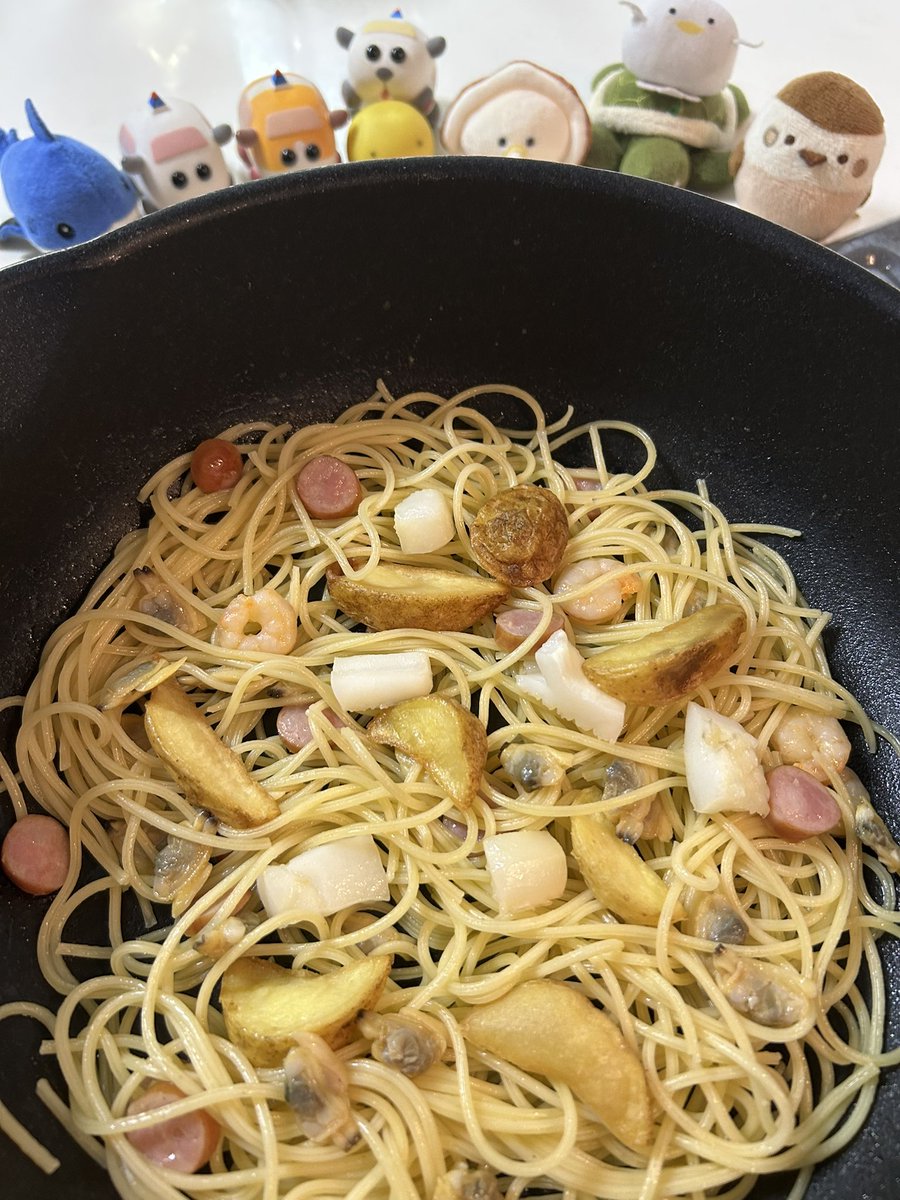 micha_micha7's tweet image. まずはシーフードミックスをオリーブオイルで炒めてから茹でたパスタとフライドポテトを入れて絡ませます🐥💕