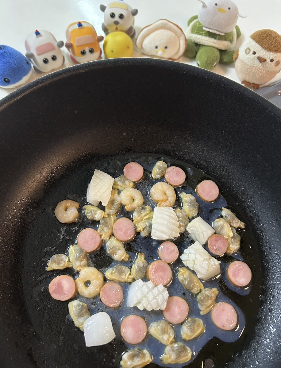 micha_micha7's tweet image. まずはシーフードミックスをオリーブオイルで炒めてから茹でたパスタとフライドポテトを入れて絡ませます🐥💕