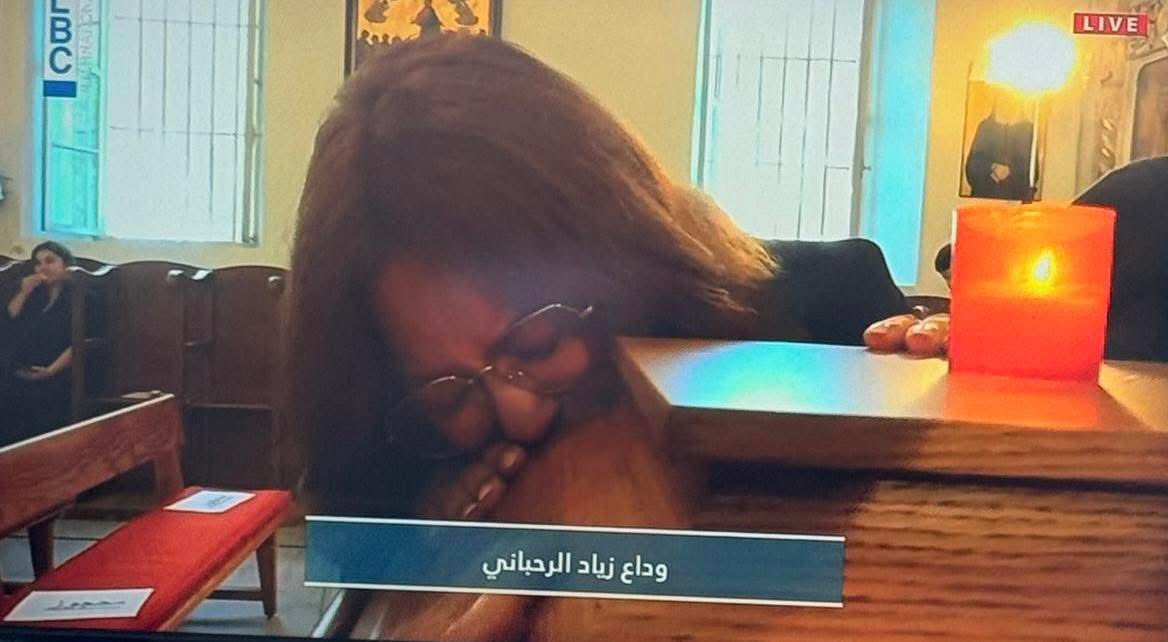 ما من امرأة ارتبط اسمها باسم #زياد_الرحباني كما ارتبط اسم #كارمن_لبّس. كانت بينهما حكاية يصعب تأطيرها في تعريفات العلاقات المعهودة. بدأت على الخشبة، ثم انسابت من الخشبة إلى الحياة. 15 عاماً من الشراكة التي لم يوقّعها القانون. وقّعتها العيون، والخيبات، والعناق، والاختلاف؛ كأنها