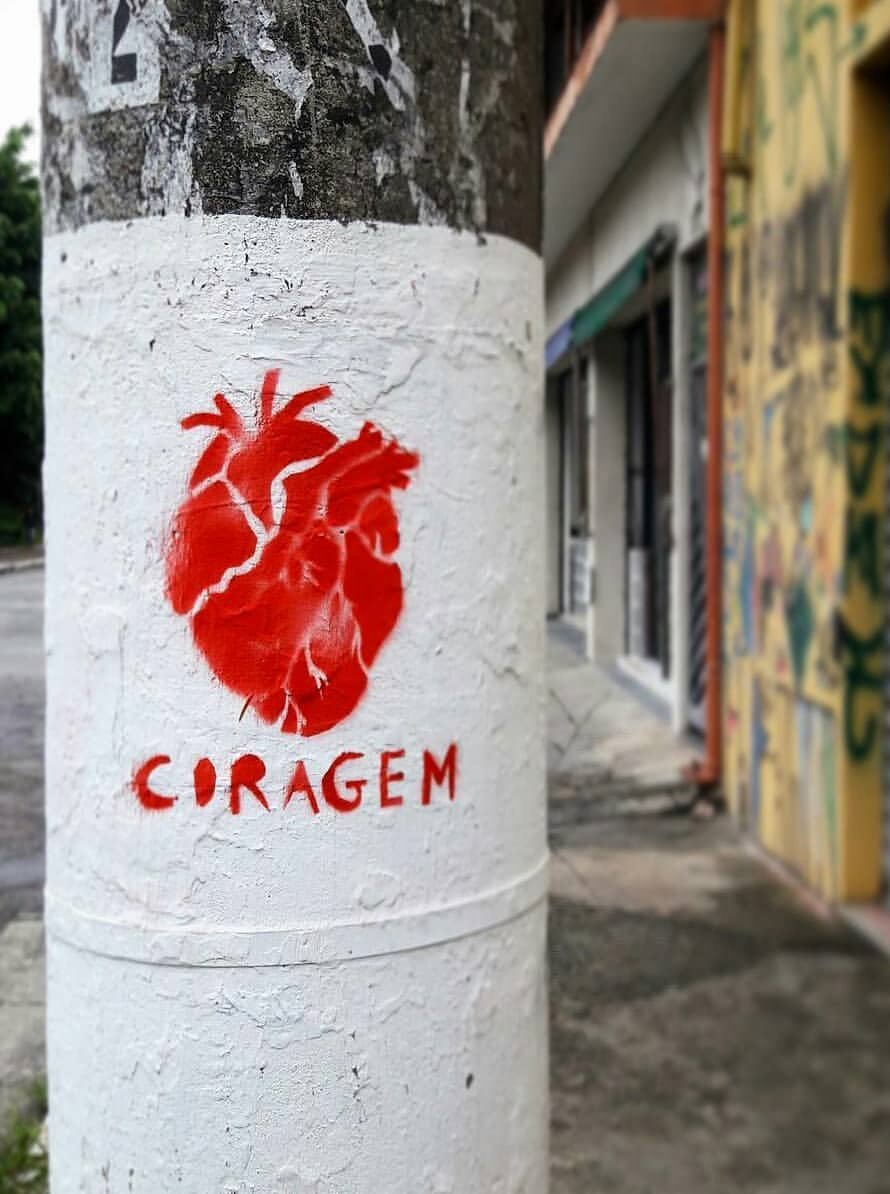 O correr da vida embrulha tudo,
a vida é assim: esquenta e esfria,
aperta e daí afrouxa,
sossega e depois desinquieta.
O que ela quer da gente é coragem.

Guimarães Rosa