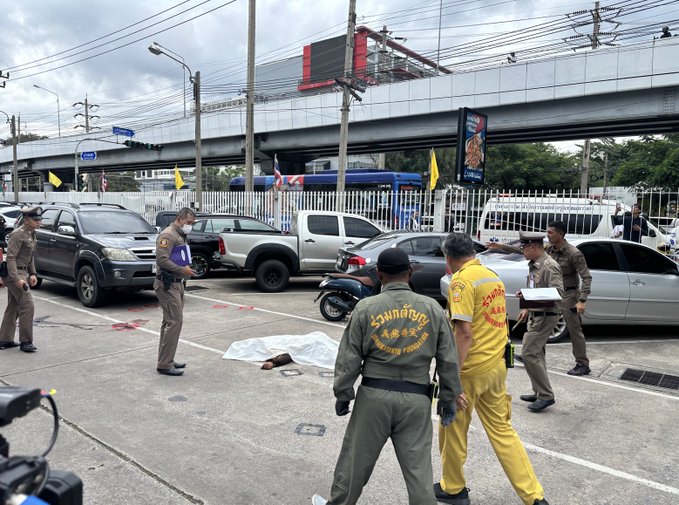 tecas2000's tweet image. A mass shooting occurred at the Or Tor Kor Market in Bangkok's Chatuchak district.
Six people died, including the gunman, who committed suicide.
The victims were four security guards and one female market vendor.
Three others were injured, including two women who were treated…
