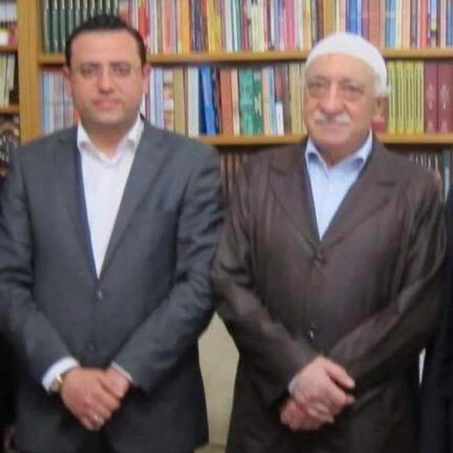 #bursayanıyor

👉 Solda, Orman Bakanı ibrahim Yumaklı.
👉 Sağda, Orman Bakanı İbrahim Yumaklı'nın Yardımcısı Ebubekir Gizligider, FETÖ Elebaşı Fethullah Gülen'in yanında.