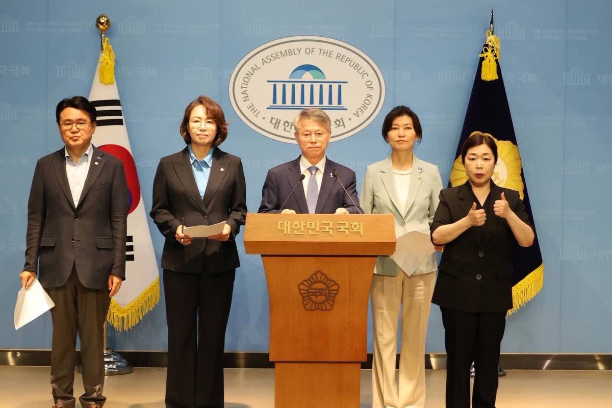 낡은 헌법, 주권자 손으로 고칩시다!

1987년 헌법, 37년째 그대로입니다.
개헌, 다들 공감하지만 절차가 문제입니다.
시민은 투표만, 내용은 국회가 독점하니까요.

그래서 ‘개헌절차법’ 발의합니다.
이제 시민이 시작하고, 국회는 받드는 개헌!
2026년 지방선거와 함께 국민투표로!