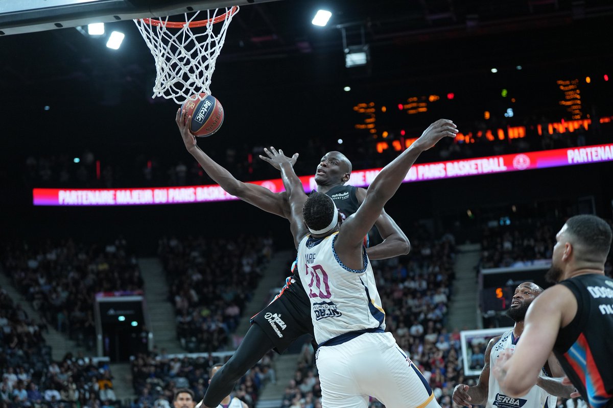 Be_BasketFr's tweet image. 👋 Bandja Sy quitte aussi le Paris Basketball !

✈️ Après deux saisons, 148 matchs et quatre trophées avec Paris, il pourrait rebondir à l&apos;étranger.

👀 bebasket.fr/bandja-sy-quit…