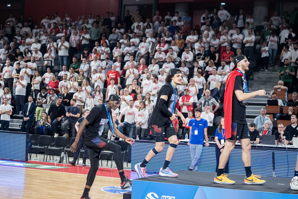Be_BasketFr's tweet image. 👋 Bandja Sy quitte aussi le Paris Basketball !

✈️ Après deux saisons, 148 matchs et quatre trophées avec Paris, il pourrait rebondir à l&apos;étranger.

👀 bebasket.fr/bandja-sy-quit…