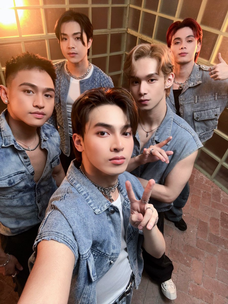vxonofficial's tweet image. DAPAT LANG, RADYO LANG! 💖🎙️
Makigulo at makisaya with us later sa DZMM Teleradyo at 9PM!
Tara’t sabay-sabay nating i-celebrate ang release ng bagong single naming ‘Dapat Lang Ako Lang’ 🎶🔥
Huwag pahuli—DAPAT LANG nandiyan ka!
Watch the MV here:
📽️: youtu.be/8pn1lHyJQF0…