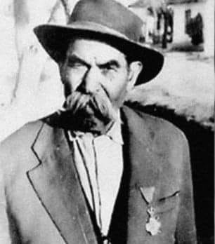 ХЕРОЈ И ГОСПОДИН

Година 1912-та, Први балкански рат и Кумановска битка. Један човек, господин са трубом који је променио ток битке и битно утицао на слободу коју сад имамо. Носилац Карађорђеве звезде са мачевима.⏬