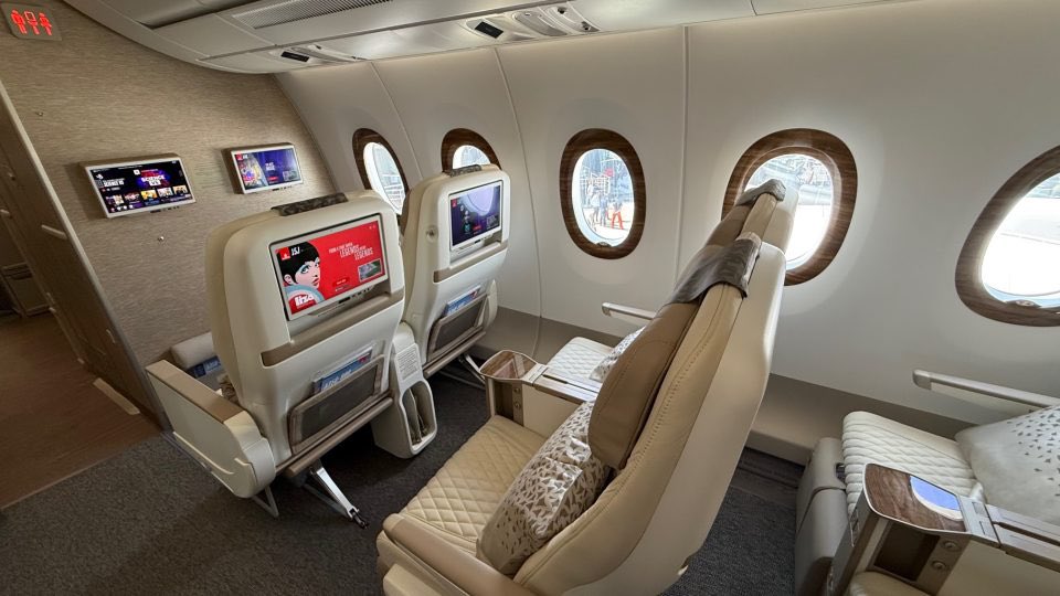 flight_report's tweet image. [Blog] Emirates a profité du salon du Bourget pour présenter son Airbus A350-900. 

Embarquez à bord pour découvrir les nouvelles cabines Ecomomy, Premium Economy et Business de cet appareil de 312 sièges.

#Emirates #FlyBetter #ParisAirShow #PAS25 

➡️ blog.flight-report.com/emirates-prese…