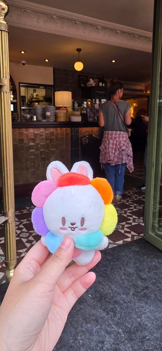 _meowmeowracha_'s tweet image. Rainbowbit visiting the filming location for DLC, og Lee know in the back too
@o6frog
#StrayKids
#dominATE_Paris