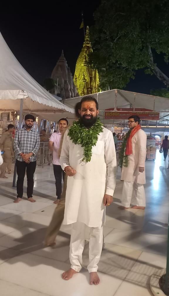 "विश्वनाथाच्या चरणी मस्तक झुकवून – जनसेवेचा संकल्प पुन्हा दृढ!"

📿 "श्रावण महिन्यात महादेवाच्या चरणी!"
श्री क्षेत्र काशी विश्वनाथ, वाराणसी येथे मा. श्री. दिलीप (मामा) लांडे यांनी भक्तिभावाने शंकराच्या दर्शनाचा लाभ घेतला.

🕉️ श्रावणातल्या प्रत्येक क्षणात शिवमय अनुभूती…