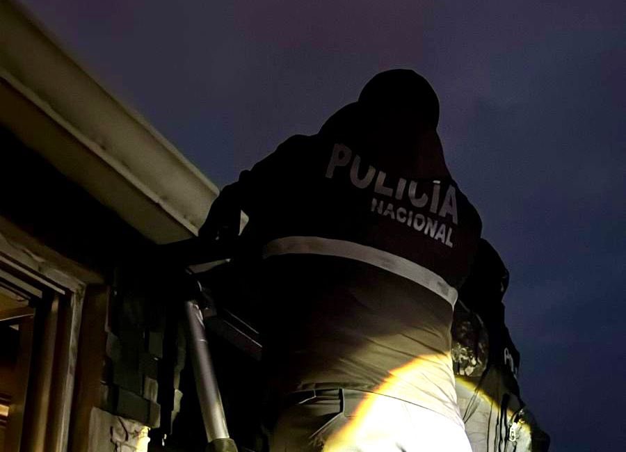 Fiscalía Ecuador (@fiscaliaecuador) on Twitter photo ATENCIÓN | #CasoApagón: #FiscalíaEc y <a href="/PoliciaEcuador/">Policía Ecuador</a> ejecutan allanamientos en domicilios y oficinas en #Pichincha, #Guayas y #Bolívar, en el marco de una investigación por presunto #Peculado. La acción está relacionada con contratos de proyectos de generación eléctrica 🇪🇨. ATENCIÓN | #CasoApagón: #FiscalíaEc y <a href="/PoliciaEcuador/">Policía Ecuador</a> ejecutan allanamientos en domicilios y oficinas en #Pichincha, #Guayas y #Bolívar, en el marco de una investigación por presunto #Peculado. La acción está relacionada con contratos de proyectos de generación eléctrica 🇪🇨.