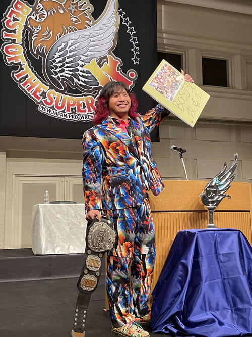 1028strong's tweet image. BOSJ会見で攻略本を高々とアピールする高橋ヒロム選手！