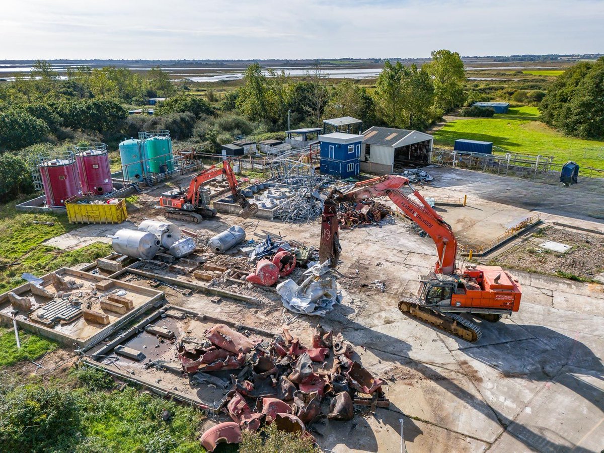 Using the latest #Decommissioning equipment + techniques, we ensure precise + efficient #Demolition services. Our ongoing investment in the latest technology provides a safer, sustainable + more environmentally friendly service; hughesandsalvidge.co.uk/154/1715/decom… 
#HSDemo #CompleteSolution