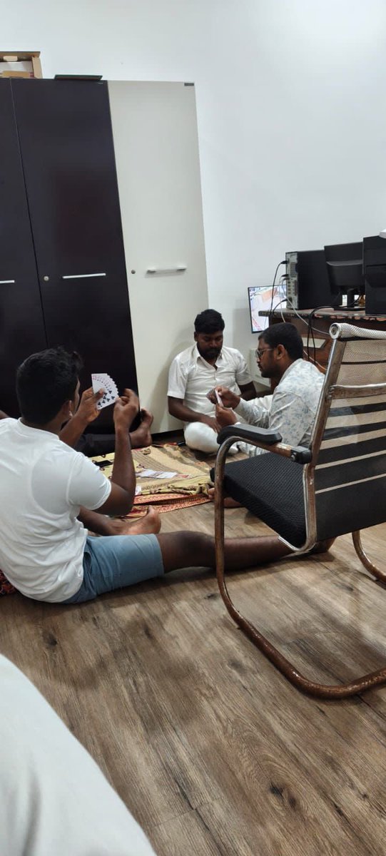 AndhraXpress's tweet image. 🚨 Breaking News 🚨
కడప కమిషనర్ ఇంట్లోనే పేకాట
ఏకంగా కమిషనర్ మనోజ్ రెడ్డి ఇంట్లోనే పేకాట ఆడిన సిబ్బంది.. తన ఇంట్లో డ్రైవర్, ఇతర సిబ్బంది నిర్వాకాన్ని గుర్తించని కమిషనర్
తన ఇంట్లోనే పట్టించుకోకపోతే ఇక ప్రజల గురించి ఏం పట్టించుకుంటాడంటూ విమర్శలు