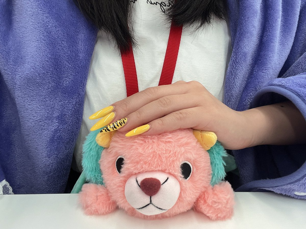 Tiamoa_'s tweet image. 最近 ぬいぐるみ とお出かけしてるポストをよく見るんだよね

僕も大好きなピカチュウさんとお出かけしようかな？
多分会社とかに持ってっちゃうよ。いいの？

だけど会社には既に仲間がいるんだ、キメラさん🐍
同じ部署の人の #ふんばるず も一緒にはいっチーズ✌🏻✨️

中身は誰でしょうか？