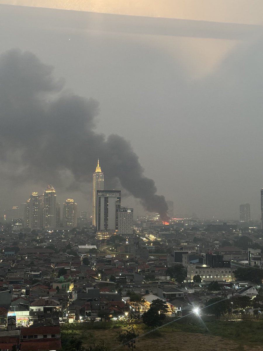 Kebakaran lumayan gede di deket Velbak/Taman Puring nih kayaknya