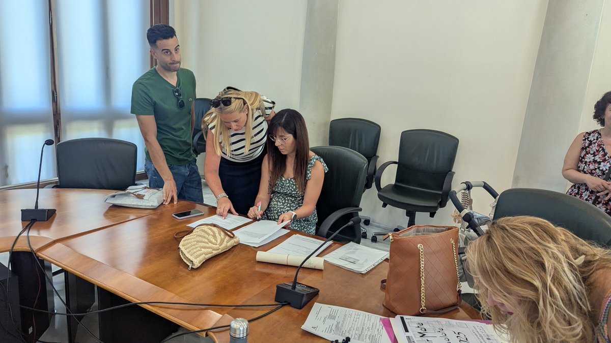 JuntaGranada's tweet image. 📖La delegada de @EducaAnd, @MariaJoseBaza,  asiste en la Delegación de Desarrollo Educativo a la toma de posesión del concurso de acceso a fijos para felicitar al personal laboral que ha logrado alguna de las 25 plazas,  2 de ellas reservadas a personas con discapacidad