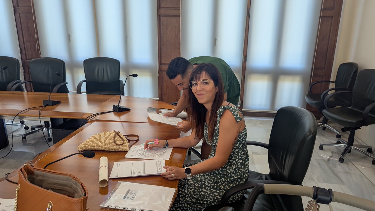 JuntaGranada's tweet image. 📖La delegada de @EducaAnd, @MariaJoseBaza,  asiste en la Delegación de Desarrollo Educativo a la toma de posesión del concurso de acceso a fijos para felicitar al personal laboral que ha logrado alguna de las 25 plazas,  2 de ellas reservadas a personas con discapacidad