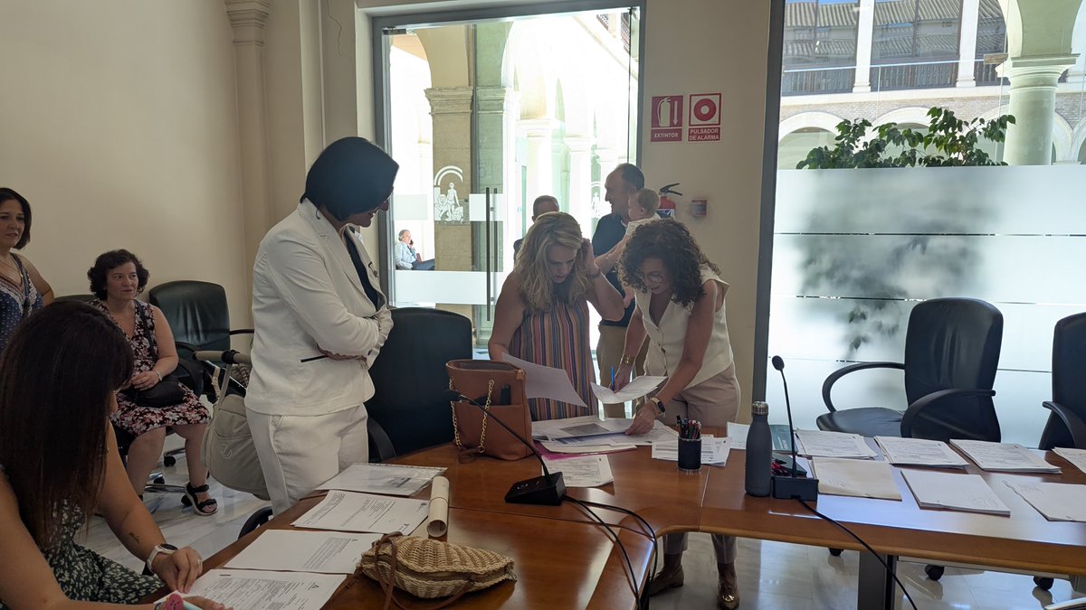 JuntaGranada's tweet image. 📖La delegada de @EducaAnd, @MariaJoseBaza,  asiste en la Delegación de Desarrollo Educativo a la toma de posesión del concurso de acceso a fijos para felicitar al personal laboral que ha logrado alguna de las 25 plazas,  2 de ellas reservadas a personas con discapacidad