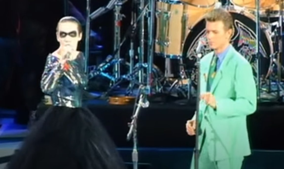 thinking about the time david bowie went to the freddie mercury tribute show dressed like the riddler