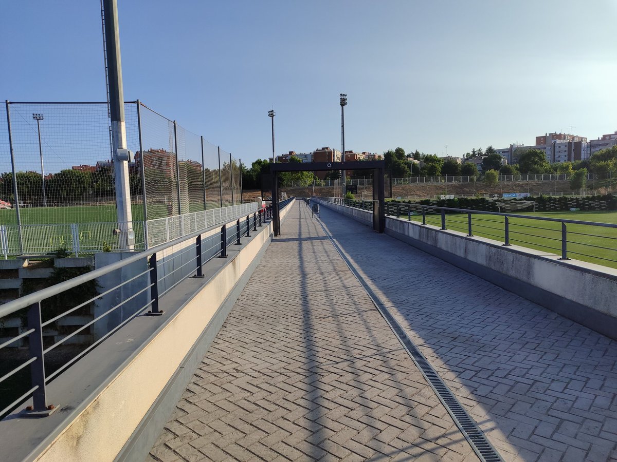 007Leva's tweet image. Máxima expectación hoy en el primer entrenamiento del Rayo Vallecano B.
Tras el boom del ascenso y el postureo máximo, lo de siempre: nadie se acuerda de los chavales.
Un servidor y algún familiar de los chavales el primer día.