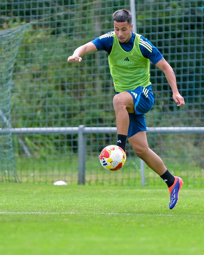 Cantera1926's tweet image. 🦵🏻 Todo bajo control
😎 Mañana seguimos con más
#RealOviedoVetusta
#CanteraRO 🔵⚪