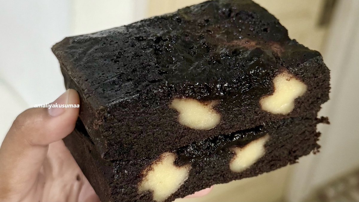amaliyakusumaa's tweet image. UMKM brownies i don&apos;t regret buying :