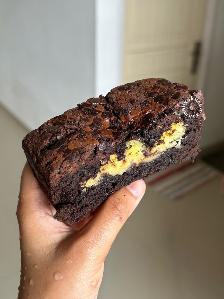 amaliyakusumaa's tweet image. UMKM brownies i don&apos;t regret buying :